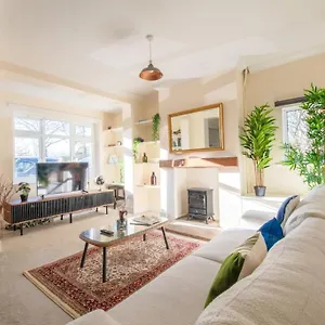  Holiday home Charming Getaway In