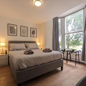  Holiday home Near Centre Private Bath Free Parking