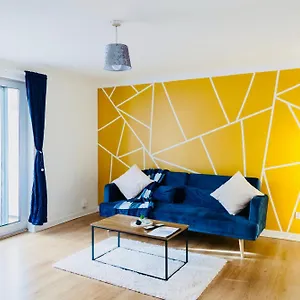  Holiday home Modern 3-bedroom 5 Mins To Airport, 30 Mins To Peak District, Free Parking & Fast Wifi